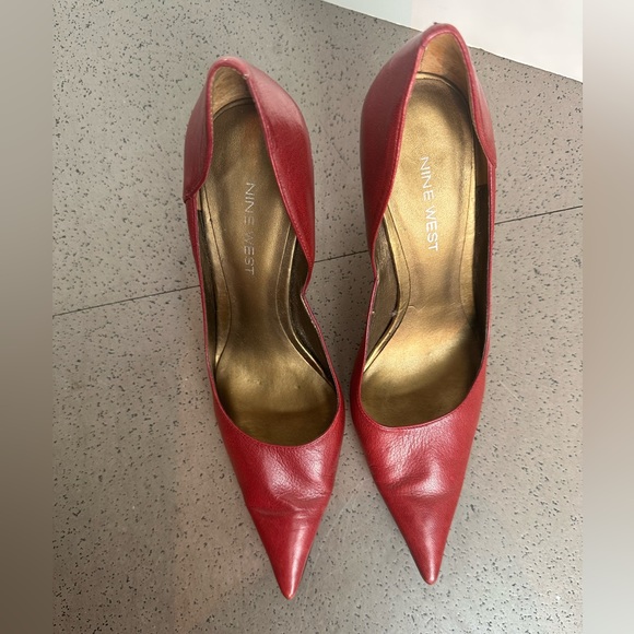 Nine West 3.75” red pointy heels - Picture 3 of 7